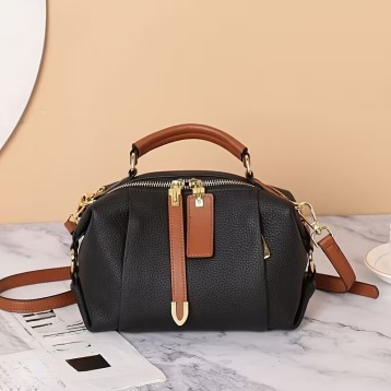 質感のある本革ショルダーバッグ